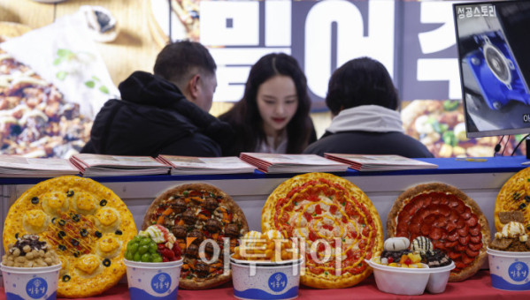 ▲15일 서울 강남구 코엑스에서 열린 제82회 프랜차이즈창업박람회 2026에서 예비 창업자들이 창업 상담을 받고 있다. 17일까지 열리는 이번 행사는 외식, 도소매, 서비스업 등 120여개 브랜드가 참여하고 총 300여개 부스 규모로 운영된다. 조현호 기자 hyunho@