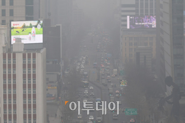 ▲16일 서울 종로구 도심이 스모그와 황사가 겹치며 뿌옇게 흐린 모습을 보이고 있다. 기상청에 따르면 예년보다 온화한 날씨로 대기가 정체되면서 오염물질이 축적돼 강원영동을 제외한 전국에 ‘나쁨’ 수준의 고농도 미세먼지가 내일까지 이어질 전망이다. 고이란 기자 photoeran@ (이투데이DB)
