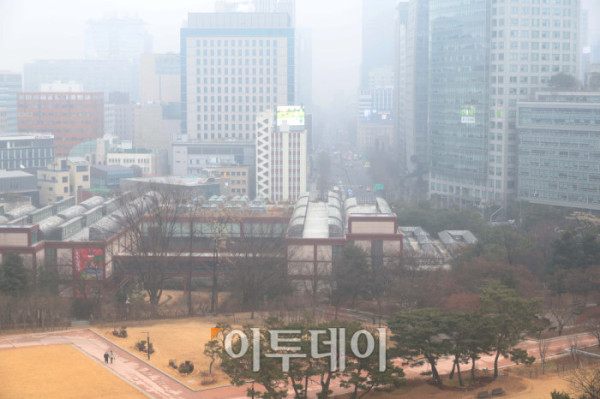 ▲16일 서울 종로구 도심이 스모그와 황사가 겹치며 뿌옇게 흐린 모습을 보이고 있다. 기상청에 따르면 예년보다 온화한 날씨로 대기가 정체되면서 오염물질이 축적돼 강원영동을 제외한 전국에 ‘나쁨’ 수준의 고농도 미세먼지가 내일까지 이어질 전망이다. 고이란 기자 photoeran@ (이투데이DB)