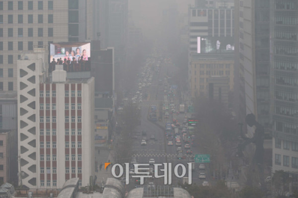 ▲16일 서울 종로구 도심이 스모그와 황사가 겹치며 뿌옇게 흐린 모습을 보이고 있다. 기상청에 따르면 예년보다 온화한 날씨로 대기가 정체되면서 오염물질이 축적돼 강원영동을 제외한 전국에 ‘나쁨’ 수준의 고농도 미세먼지가 내일까지 이어질 전망이다. 고이란 기자 photoeran@ (이투데이DB)