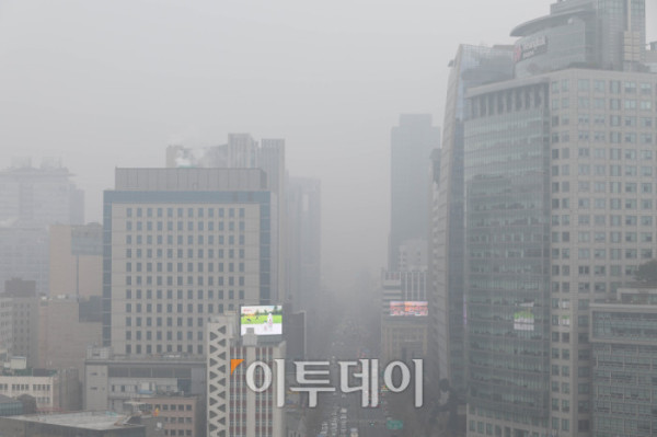 ▲16일 서울 종로구 도심이 스모그와 황사가 겹치며 뿌옇게 흐린 모습을 보이고 있다. 기상청에 따르면 예년보다 온화한 날씨로 대기가 정체되면서 오염물질이 축적돼 강원영동을 제외한 전국에 ‘나쁨’ 수준의 고농도 미세먼지가 내일까지 이어질 전망이다. 고이란 기자 photoeran@ (이투데이DB)
