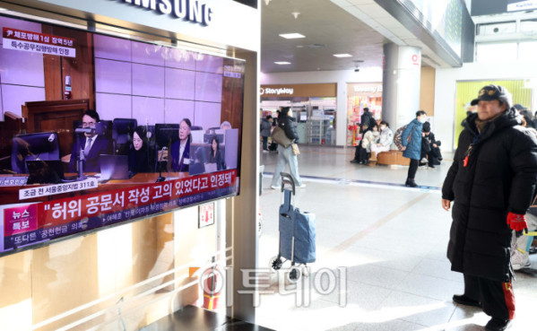 ▲16일 서울역 대합실에서 시민들이 고위공직자범죄수사처(공수처)의 체포영장 집행 방해 등 혐의로 재판에 넘겨진 윤석열 전 대통령의 1심 선고 공판 생중계를 지켜보고 있다. 법원은 윤 전 대통령에게 징역 5년을 선고했다. 이번 선고는 내란 관련 사건 재판 중 처음으로 나오는 판결이다. 고이란 기자 photoeran@