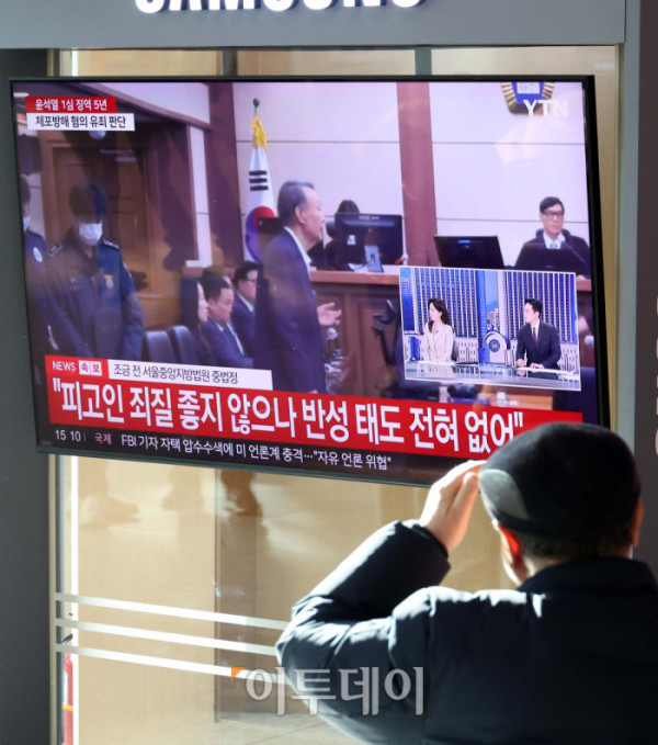 ▲16일 서울역 대합실에서 시민들이 고위공직자범죄수사처(공수처)의 체포영장 집행 방해 등 혐의로 재판에 넘겨진 윤석열 전 대통령의 1심 선고 공판 생중계를 지켜보고 있다. 법원은 윤 전 대통령에게 징역 5년을 선고했다. 이번 선고는 내란 관련 사건 재판 중 처음으로 나오는 판결이다. 고이란 기자 photoeran@