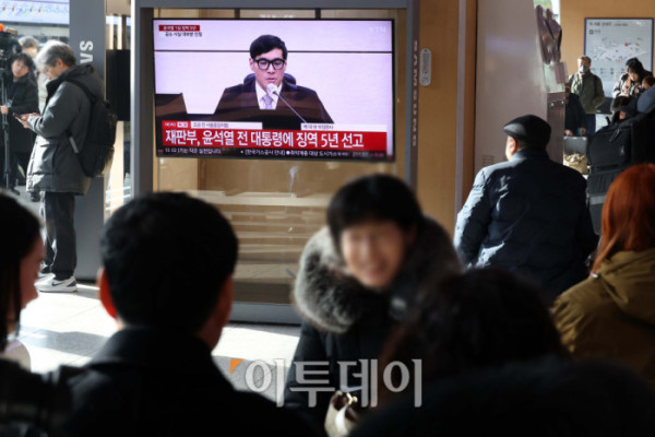 ▲16일 서울역 대합실에서 시민들이 고위공직자범죄수사처(공수처)의 체포영장 집행 방해 등 혐의로 재판에 넘겨진 윤석열 전 대통령의 1심 선고 공판 생중계를 지켜보고 있다. 법원은 윤 전 대통령에게 징역 5년을 선고했다. 이번 선고는 내란 관련 사건 재판 중 처음으로 나오는 판결이다. 고이란 기자 photoeran@