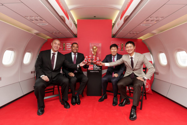 ▲오리지널 FIFA 월드컵™ 트로피를 싣고 온 코카-콜라 특별 전세기 내부에서 FIFA 레전드 지우베르투 시우바(Gilberto Silva)와 트로피의 방문을 축하하기 위해 현장을 찾은 한국 축구 레전드 차범근 전 대한민국 축구 국가대표팀 감독, 이영표 축구 해설위원, 차두리 화성FC 감독이 FIFA 월드컵 2026™을 기념해 오는 2월 중 출시 예정인 26 FIFA 월드컵™ 코카-콜라 스페셜 패키지를 들고 기념 촬영을 진행하고 있다.  (사진제공=한국코카-콜라)