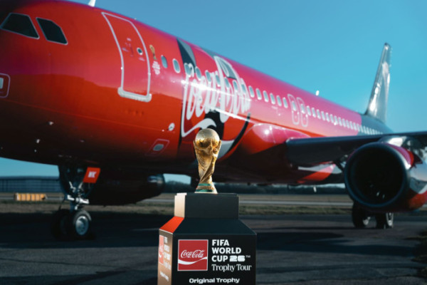 ▲오리지널 FIFA 월드컵™ 트로피가 코카-콜라 특별 전세기를 타고 한국에 도착했다.(사진제공=한국코카-콜라)