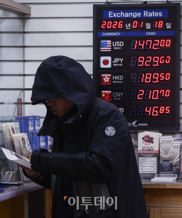 ▲원·달러 환율이 1500원선을 위협하는 가운데 18일 서울 중구 명동의 한 환전소에 환율 시세가 표시돼 있다. 이날 금융권에 따르면 금융감독원은 19일 시중은행 수석부행장들을 소집해 외화 예금 상품과 관련한 마케팅 자제 지침을 전달할 예정이다. 이 자리에서 달러 등 외화 예금 수요를 자극하는 과도한 마케팅을 자제하고, 외화 예금을 원화로 환전할 때 제공할 수 있는 혜택 확대 방안 등을 주문할 것으로 알려졌다. 한편 환율은 15일 스콧 베선트 미국 재무장관의 외환시장 개입 가능성을 시사하는 발언 이후 하락했다가 1470원대 수준으로 다시 반등했다. 조현호 기자 hyunho@