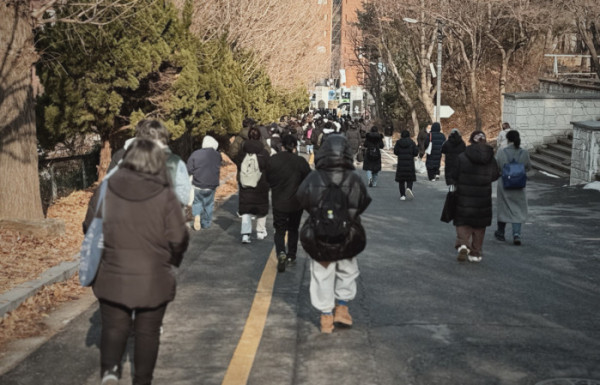 ▲지난 17일 제24회 사회복지사 1급 국가자격시험이 치러진 서울의 한 고사장에서 시험을 마치고 귀가하는 응시자들.(이준호 기자)