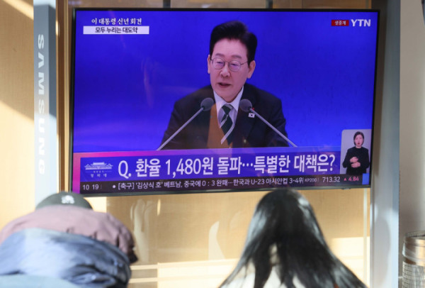 ▲21일 서울역에서 시민들이 이재명 대통령 신년 기자회견 텔레비전 생중계를 시청하고 있다. 신태현 기자 holjjak@(이투데이DB)