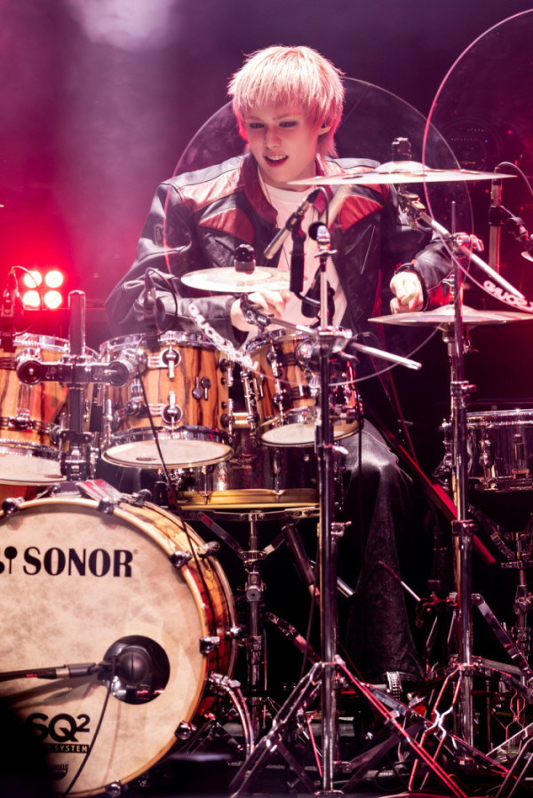 ▲에이엠피 크루(사진=FNC엔터테인먼트)