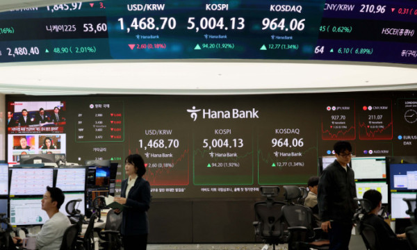 ▲코스피가 사상 처음으로 장중 5000선을 돌파한 22일 오전 서울 중구 하나은행 본점 딜링룸 전광판에 코스피 등 시황이 표시되고 있다. 신태현 기자 holjjak@