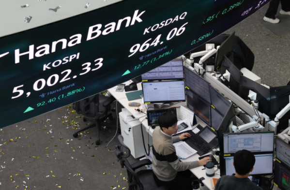▲코스피가 사상 처음으로 장중 5000선을 돌파한 22일 오전 서울 중구 하나은행 본점 딜링룸 전광판에 코스피 등 시황이 표시되고 있다. 신태현 기자 holjjak@
