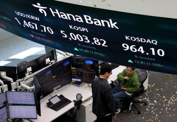 ▲코스피가 사상 처음으로 장중 5000선을 돌파한 22일 오전 서울 중구 하나은행 본점 딜링룸 전광판에 코스피 등 시황이 표시되고 있다. 신태현 기자 holjjak@