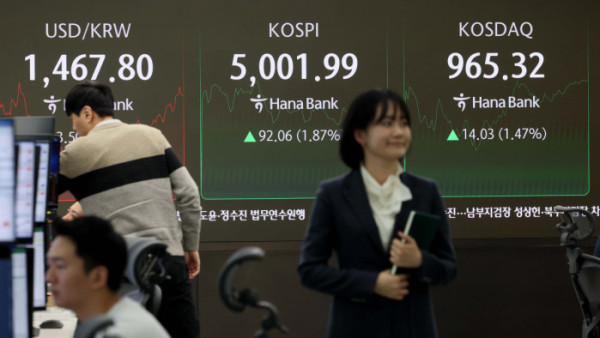 ▲코스피가 사상 처음으로 장중 5000선을 돌파한 22일 오전 서울 중구 하나은행 본점 딜링룸 전광판에 코스피 등 시황이 표시되고 있다. 신태현 기자 holjjak@