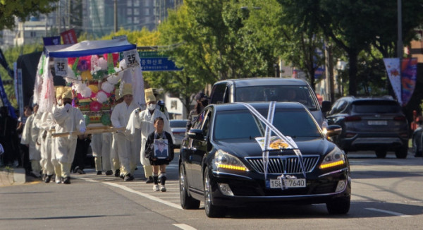 ▲자임추모공원 유가족들이 지난 10월 진행한 상여시위 모습.(자임추모공원 유가족협의회 제공)