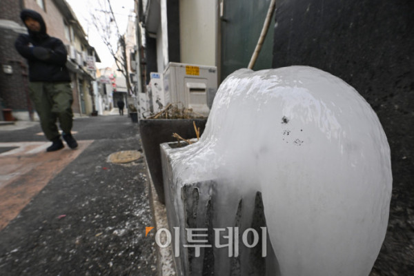 ▲영하 10도 안팎의 한파가 닷새째 이어진 23일 서울 용산구 동자동 쪽방촌 골목에 얼음이 얼어 있다. 조현호 기자 hyunho@