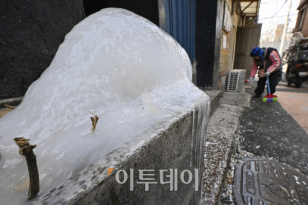 ▲영하 10도 안팎의 한파가 닷새째 이어진 23일 서울 용산구 동자동 쪽방촌 골목에 얼음이 얼어 있다. 조현호 기자 hyunho@
