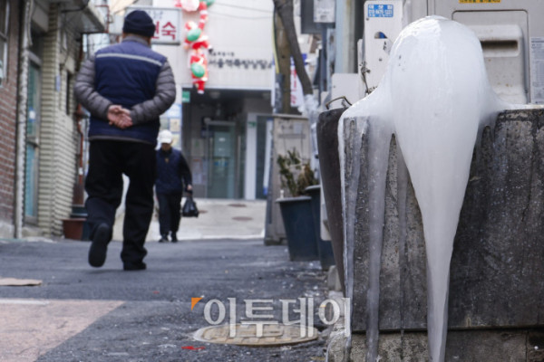 ▲영하 10도 안팎의 한파가 닷새째 이어진 23일 서울 용산구 동자동 쪽방촌 골목에 얼음이 얼어 있다. 조현호 기자 hyunho@