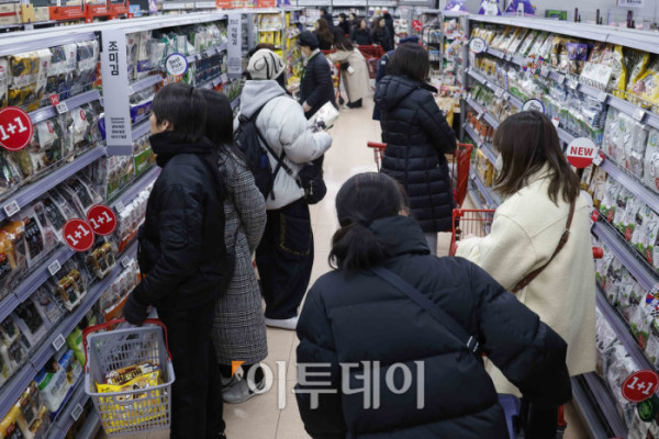 ▲반도체를 중심으로 증시가 호조를 보이며 소비자들의 경제 심리가 한 달 새 다소 개선된 것으로 나타났다. 23일 한국은행이 발표한 '2026년 1월 소비자동향조사 결과'에 따르면 이달 소비자심리지수(CCSI)는 110.8로 전월 대비 1.0포인트 상승했다. 지난해 12월 환율 우려 등으로 주춤했던 소비심리는 새해 들어 수출 증가세와 정부의 경제성장전략에 대한 기대감이 반영되며 회복세로 돌아섰다. 이날 서울 시내 한 대형마트를 찾은 시민들이 장을 보고 있다. 조현호 기자 hyunho@