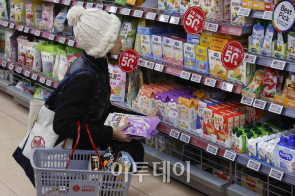 ▲반도체를 중심으로 증시가 호조를 보이며 소비자들의 경제 심리가 한 달 새 다소 개선된 것으로 나타났다. 23일 한국은행이 발표한 '2026년 1월 소비자동향조사 결과'에 따르면 이달 소비자심리지수(CCSI)는 110.8로 전월 대비 1.0포인트 상승했다. 지난해 12월 환율 우려 등으로 주춤했던 소비심리는 새해 들어 수출 증가세와 정부의 경제성장전략에 대한 기대감이 반영되며 회복세로 돌아섰다. 이날 서울 시내 한 대형마트를 찾은 시민들이 장을 보고 있다. 조현호 기자 hyunho@