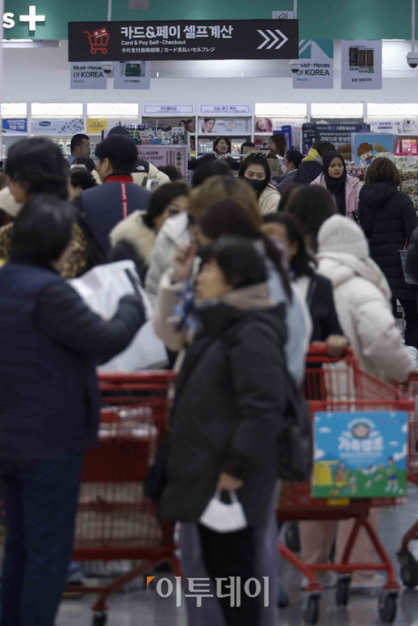 ▲반도체를 중심으로 증시가 호조를 보이며 소비자들의 경제 심리가 한 달 새 다소 개선된 것으로 나타났다. 23일 한국은행이 발표한 '2026년 1월 소비자동향조사 결과'에 따르면 이달 소비자심리지수(CCSI)는 110.8로 전월 대비 1.0포인트 상승했다. 지난해 12월 환율 우려 등으로 주춤했던 소비심리는 새해 들어 수출 증가세와 정부의 경제성장전략에 대한 기대감이 반영되며 회복세로 돌아섰다. 이날 서울 시내 한 대형마트를 찾은 시민들이 장을 보고 있다. 조현호 기자 hyunho@