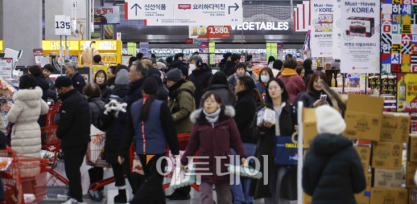 ▲반도체를 중심으로 증시가 호조를 보이며 소비자들의 경제 심리가 한 달 새 다소 개선된 것으로 나타났다. 23일 한국은행이 발표한 '2026년 1월 소비자동향조사 결과'에 따르면 이달 소비자심리지수(CCSI)는 110.8로 전월 대비 1.0포인트 상승했다. 지난해 12월 환율 우려 등으로 주춤했던 소비심리는 새해 들어 수출 증가세와 정부의 경제성장전략에 대한 기대감이 반영되며 회복세로 돌아섰다. 이날 서울 시내 한 대형마트를 찾은 시민들이 장을 보고 있다. 조현호 기자 hyunho@