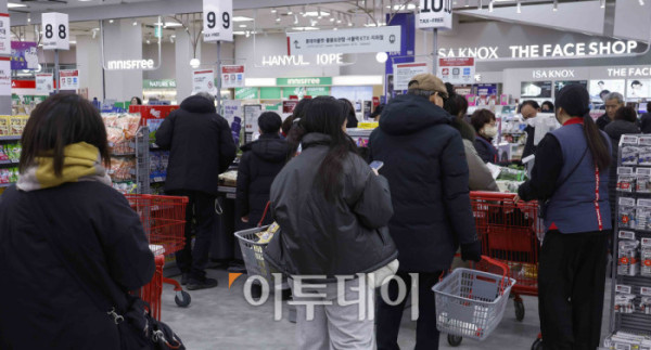 ▲반도체를 중심으로 증시가 호조를 보이며 소비자들의 경제 심리가 한 달 새 다소 개선된 것으로 나타났다. 23일 한국은행이 발표한 '2026년 1월 소비자동향조사 결과'에 따르면 이달 소비자심리지수(CCSI)는 110.8로 전월 대비 1.0포인트 상승했다. 지난해 12월 환율 우려 등으로 주춤했던 소비심리는 새해 들어 수출 증가세와 정부의 경제성장전략에 대한 기대감이 반영되며 회복세로 돌아섰다. 이날 서울 시내 한 대형마트를 찾은 시민들이 장을 보고 있다. 조현호 기자 hyunho@