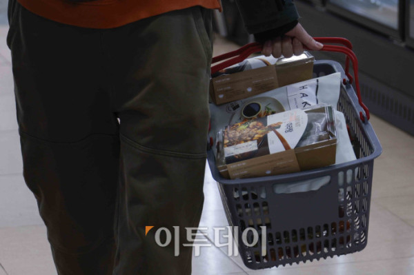 ▲반도체를 중심으로 증시가 호조를 보이며 소비자들의 경제 심리가 한 달 새 다소 개선된 것으로 나타났다. 23일 한국은행이 발표한 '2026년 1월 소비자동향조사 결과'에 따르면 이달 소비자심리지수(CCSI)는 110.8로 전월 대비 1.0포인트 상승했다. 지난해 12월 환율 우려 등으로 주춤했던 소비심리는 새해 들어 수출 증가세와 정부의 경제성장전략에 대한 기대감이 반영되며 회복세로 돌아섰다. 이날 서울 시내 한 대형마트를 찾은 시민들이 장을 보고 있다. 조현호 기자 hyunho@