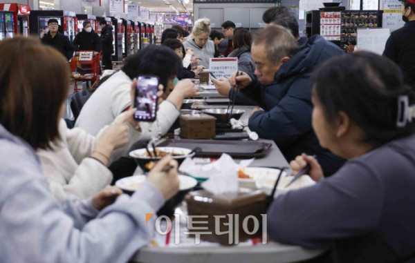 ▲반도체를 중심으로 증시가 호조를 보이며 소비자들의 경제 심리가 한 달 새 다소 개선된 것으로 나타났다. 23일 한국은행이 발표한 '2026년 1월 소비자동향조사 결과'에 따르면 이달 소비자심리지수(CCSI)는 110.8로 전월 대비 1.0포인트 상승했다. 지난해 12월 환율 우려 등으로 주춤했던 소비심리는 새해 들어 수출 증가세와 정부의 경제성장전략에 대한 기대감이 반영되며 회복세로 돌아섰다. 이날 서울 시내 한 대형마트를 찾은 시민들이 식사를 하고 있다. 조현호 기자 hyunho@