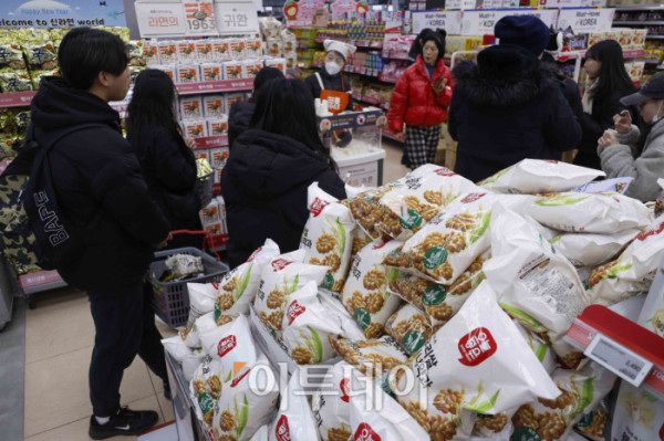 ▲반도체를 중심으로 증시가 호조를 보이며 소비자들의 경제 심리가 한 달 새 다소 개선된 것으로 나타났다. 23일 한국은행이 발표한 '2026년 1월 소비자동향조사 결과'에 따르면 이달 소비자심리지수(CCSI)는 110.8로 전월 대비 1.0포인트 상승했다. 지난해 12월 환율 우려 등으로 주춤했던 소비심리는 새해 들어 수출 증가세와 정부의 경제성장전략에 대한 기대감이 반영되며 회복세로 돌아섰다. 이날 서울 시내 한 대형마트를 찾은 시민들이 장을 보고 있다. 조현호 기자 hyunho@