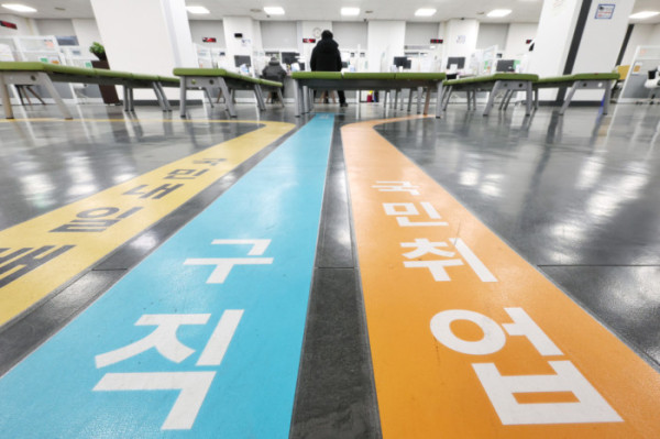 ▲서울 마포구 서울서부고용복지플러스센터 구직상담 창구 모습.  (연합뉴스)