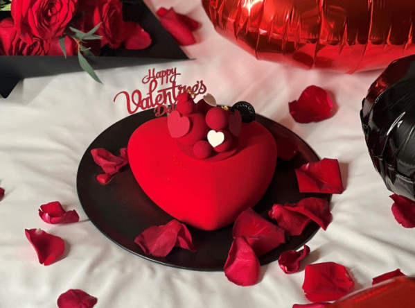 ▲밸런타인데이 시즌 한정 케이크(사진제공=워커힐 호텔앤리조트 )