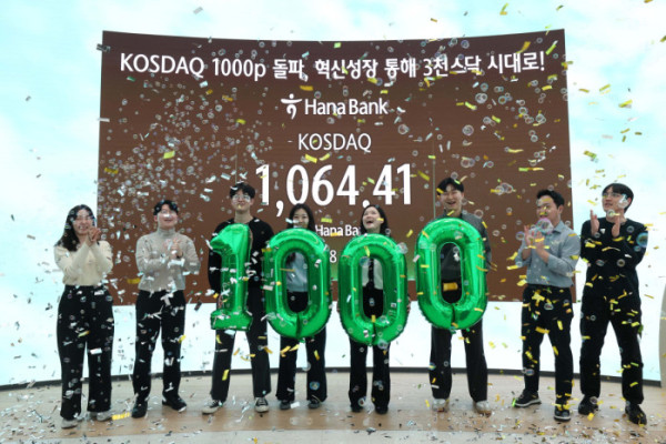 ▲코스닥이 7% 넘게 폭등하면서 4년여 만에 '천스닥'을 달성한 26일 서울 중구 하나은행 본점 딜링룸에서 관계자들이 축하 세리머니를 하고 있다. 이날 코스닥은 전 거래일(993.93) 대비 70.48포인트(7.09%) 오른 1064.41로 장을 마쳤다. 코스닥이 '천스닥'을 달성한 것은 지난 2022년 1월 6일(1003.01) 이후 약 4년여 만이다. 장 중 한때 매수 사이드카도 발동돼 5분간 프로그램 매수 주문이 정지되기도 했다. 신태현 기자 holjjak@