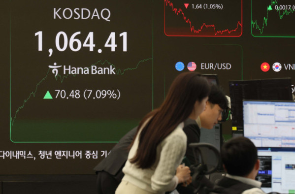 ▲코스피가 장 중 사상 최고치를 경신한 뒤 하락 전환해 4940선에서 마감하고 코스닥이 7% 넘게 폭등하면서 4년여 만에 '천스닥'을 달성한 26일 서울 하나은행 본점 딜링룸 전광판에 코스피와 코스닥, 원·달러 환율 등 시황이 표시되고 있다. 이날 코스피는 전 거래일(4990.07)보다 40.48포인트(0.81%) 내린 4949.59로 거래를 마쳤다. 코스닥은 전 거래일(993.93) 대비 70.48포인트(7.09%) 오른 1064.41로 장을 마쳤다. 코스닥이 '천스닥'을 달성한 것은 지난 2022년 1월 6일(1003.01) 이후 약 4년여 만이다. 장 중 한때 매수 사이드카도 발동돼 5분간 프로그램 매수 주문이 정지되기도 했다. 신태현 기자 holjjak@