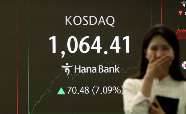 ▲코스피가 장 중 사상 최고치를 경신한 뒤 하락 전환해 4940선에서 마감하고 코스닥이 7% 넘게 폭등하면서 4년여 만에 '천스닥'을 달성한 26일 서울 하나은행 본점 딜링룸 전광판에 코스피와 코스닥, 원·달러 환율 등 시황이 표시되고 있다. 이날 코스피는 전 거래일(4990.07)보다 40.48포인트(0.81%) 내린 4949.59로 거래를 마쳤다. 코스닥은 전 거래일(993.93) 대비 70.48포인트(7.09%) 오른 1064.41로 장을 마쳤다. 코스닥이 '천스닥'을 달성한 것은 지난 2022년 1월 6일(1003.01) 이후 약 4년여 만이다. 장 중 한때 매수 사이드카도 발동돼 5분간 프로그램 매수 주문이 정지되기도 했다. 신태현 기자 holjjak@