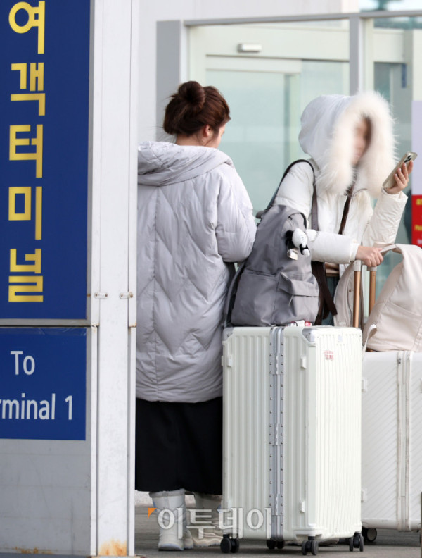 ▲한파가 길게 이어지고 있는 26일 인천국제공항에서 여행객들이 두터운 옷차림으로 발걸음을 서두르고 있다. 기상청은 이번 주 내내 강추위가 이어진 뒤 주말 무렵 예년 수준의 기온을 회복할 것으로 내다봤다. 고이란 기자 photoeran@ (이투데이DB)