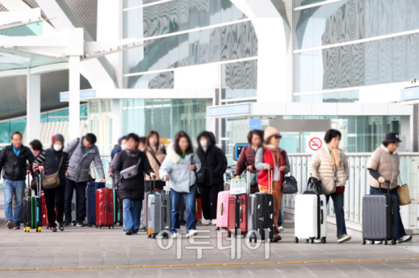 ▲한파가 길게 이어지고 있는 26일 인천국제공항에서 여행객들이 두터운 옷차림으로 발걸음을 서두르고 있다. 기상청은 이번 주 내내 강추위가 이어진 뒤 주말 무렵 예년 수준의 기온을 회복할 것으로 내다봤다. 고이란 기자 photoeran@ (이투데이DB)