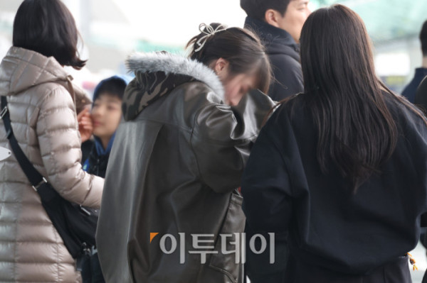 ▲한파가 길게 이어지고 있는 26일 인천국제공항에서 여행객들이 두터운 옷차림으로 발걸음을 서두르고 있다. 기상청은 이번 주 내내 강추위가 이어진 뒤 주말 무렵 예년 수준의 기온을 회복할 것으로 내다봤다. 고이란 기자 photoeran@ (이투데이DB)