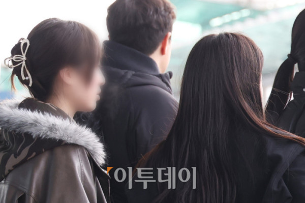 ▲한파가 길게 이어지고 있는 26일 인천국제공항에서 여행객들이 두터운 옷차림으로 발걸음을 서두르고 있다. 기상청은 이번 주 내내 강추위가 이어진 뒤 주말 무렵 예년 수준의 기온을 회복할 것으로 내다봤다. (이투데이DB)