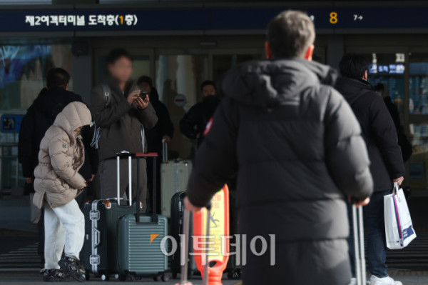▲한파가 길게 이어지고 있는 26일 인천국제공항에서 여행객들이 두터운 옷차림으로 발걸음을 서두르고 있다. 기상청은 이번 주 내내 강추위가 이어진 뒤 주말 무렵 예년 수준의 기온을 회복할 것으로 내다봤다. 고이란 기자 photoeran@ (이투데이DB)