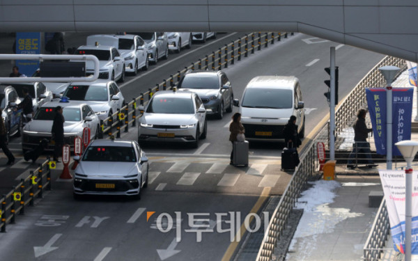 ▲한파가 길게 이어지고 있는 26일 인천국제공항에서 여행객들이 두터운 옷차림으로 발걸음을 서두르고 있다. 기상청은 이번 주 내내 강추위가 이어진 뒤 주말 무렵 예년 수준의 기온을 회복할 것으로 내다봤다. 고이란 기자 photoeran@ (이투데이DB)