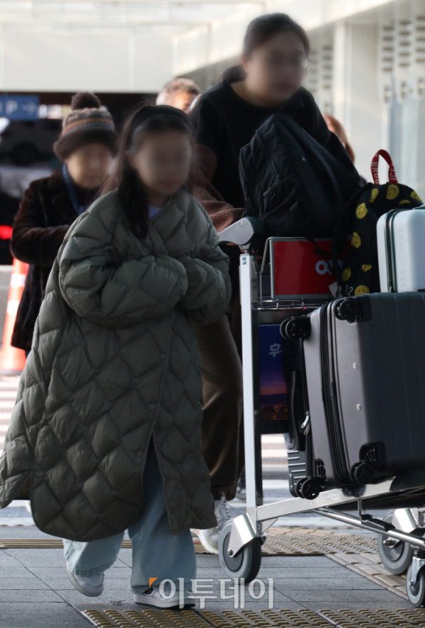 ▲한파가 길게 이어지고 있는 26일 인천국제공항에서 여행객들이 두터운 옷차림으로 발걸음을 서두르고 있다. 기상청은 이번 주 내내 강추위가 이어진 뒤 주말 무렵 예년 수준의 기온을 회복할 것으로 내다봤다. 고이란 기자 photoeran@ (이투데이DB)