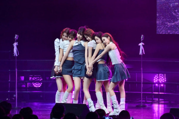 ▲이즈나(사진 = 웨이크원 제공)