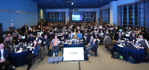 ▲‘2026 스타트업 투자자 서밋’에 참석한 초기투자액셀러레이터협회(KAIA) 관계자와 전국 액셀러레이터·벤처캐피탈·출자기관 투자 관계자들이 30일 부산 아스티호텔에서 열린 행사 일정을 마친 뒤 기념촬영을 하고 있다.(초기투자액셀러레이터협회 제공)