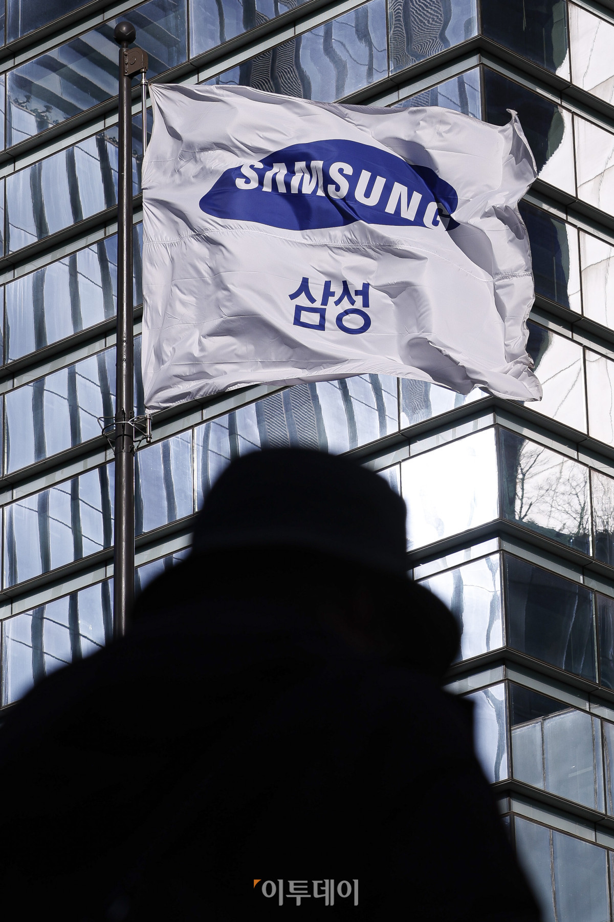 ▲서울 서초구 삼성전자 서초사옥 게양대에 걸린 삼성 깃발이 바람에 휘날리고 있다. (조현호 기자 hyunho@)