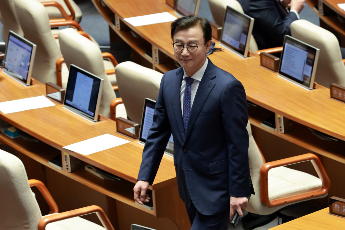 ▲더불어민주당 전재수 의원이 1월 16일 국회에서 열린 2026년 1월 임시국회 1차 본회의에서 전날 상정된 2차 종합특검법안에 대한 무제한 토론 종결 동의의 건 투표한 뒤 자리로 돌아가고 있다. (연합뉴스)