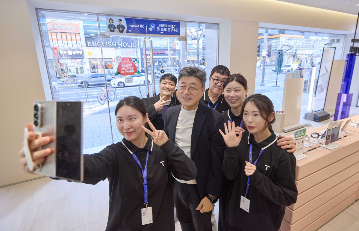 ▲정재헌 SKT 최고경영자(CEO)가 지난달 29~30일 현장경영을 통해 광주ㆍ대전ㆍ대구ㆍ부산 등 4개 지역본부를 방문했다. 정재헌 CEO가 대전의 SKT 대리점 PS&M 둔산본점 구성원들과 기념 촬영을 하고 있다. (사진제공=SKT)