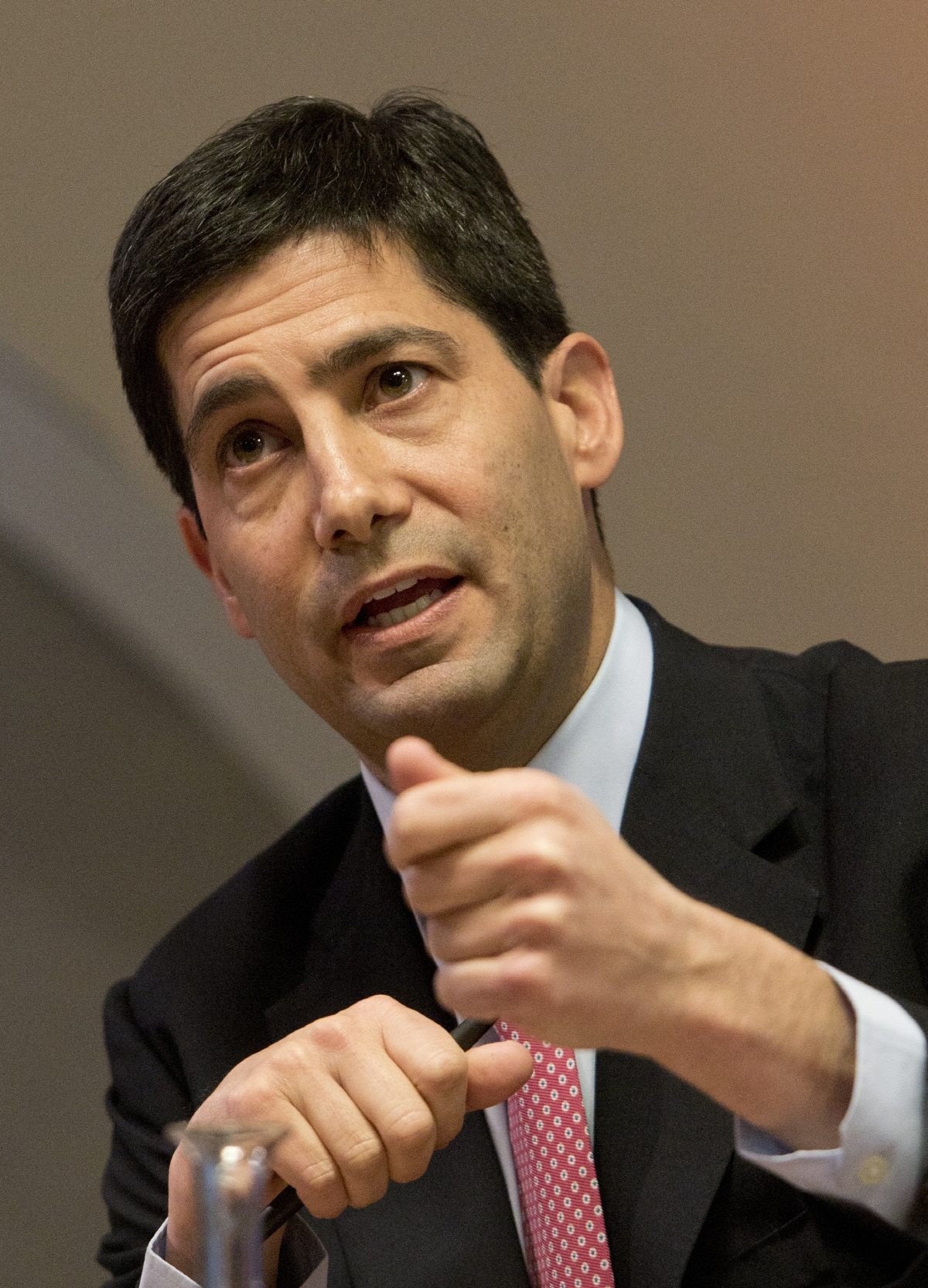 ▲케빈 워시 미국 연방준비제도(Fed·연준) 의장 후보자가 2014년 12월 11일 기자회견을 하고 있다.  (런던/EPA연합뉴스)