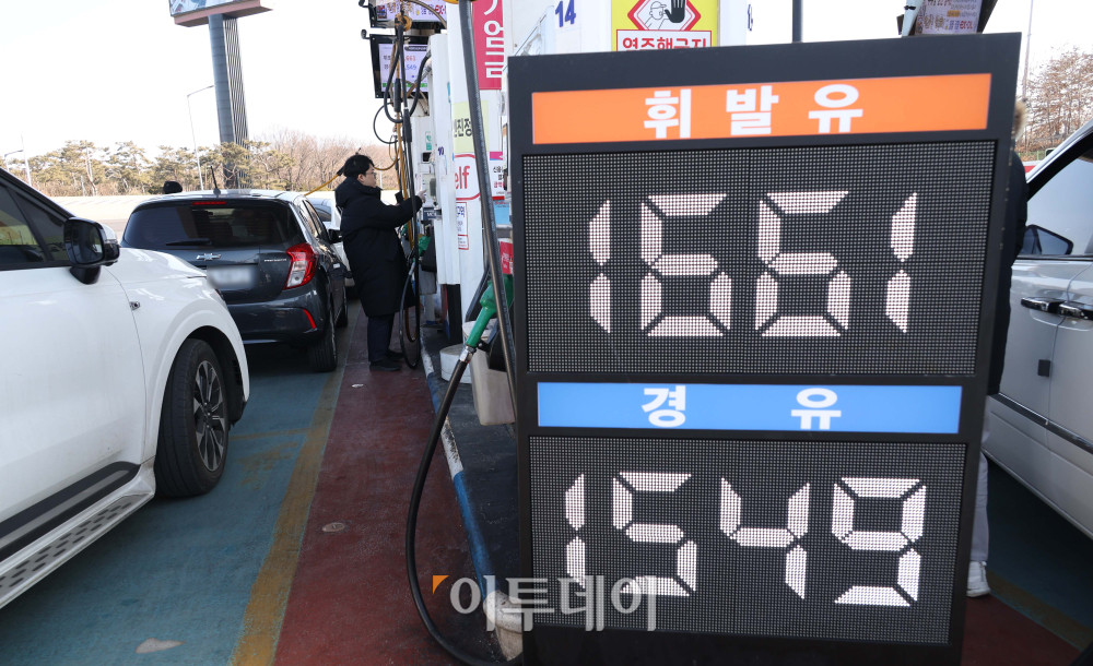 ▲국내 주유소 휘발유와 경유 가격이 8주 연속 하락세를 이어가고 있다. 한국석유공사 유가정보시스템 오피넷에 따르면 1월 넷째 주 전국 주유소의 휘발유 평균 판매가격은 전주보다 5.6원 내린 리터(ℓ)당 1690.6원, 경유 평균 판매가격은 6.2원 하락한 리터(ℓ)당 1583.8원으로 집계됐다. 1일 서울 서초구 만남의광장 주유소에서 운전자가 주유를 하고 있다. 고이란 기자 photoeran@