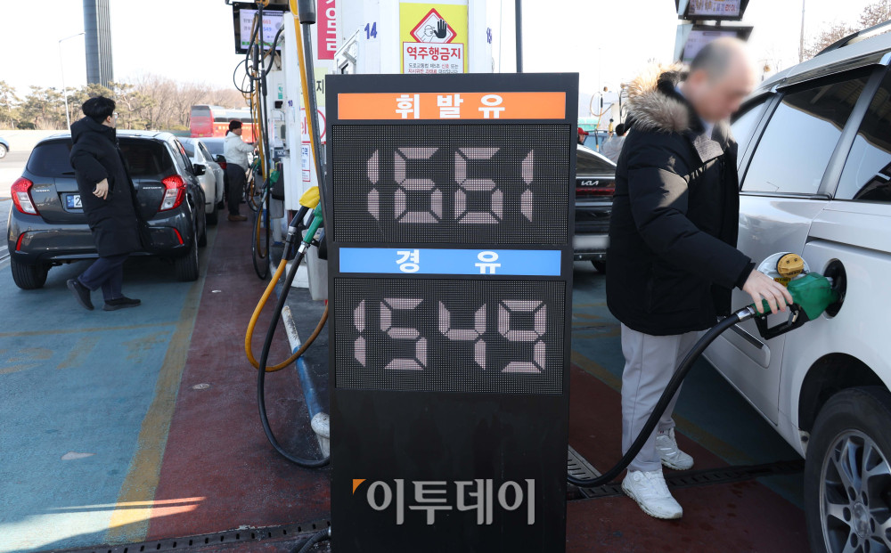 ▲국내 주유소 휘발유와 경유 가격이 8주 연속 하락세를 이어가고 있다. 한국석유공사 유가정보시스템 오피넷에 따르면 1월 넷째 주 전국 주유소의 휘발유 평균 판매가격은 전주보다 5.6원 내린 리터(ℓ)당 1690.6원, 경유 평균 판매가격은 6.2원 하락한 리터(ℓ)당 1583.8원으로 집계됐다. 1일 서울 서초구 만남의광장 주유소에서 운전자가 주유를 하고 있다. 고이란 기자 photoeran@